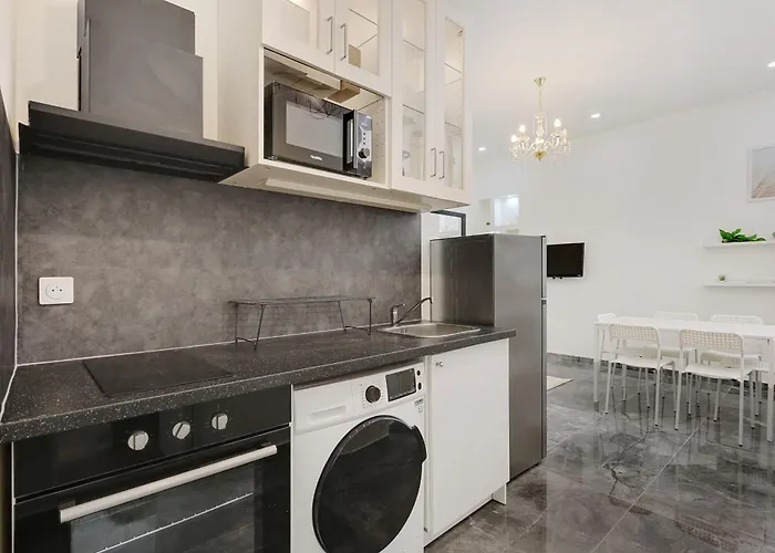 Sublime 2 Bedroom Flat In Paris